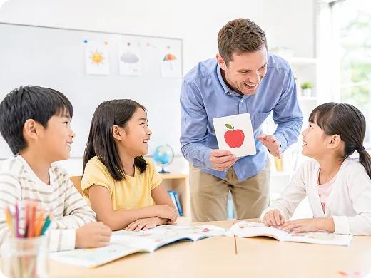 子どもたちに英語を教える外国人講師